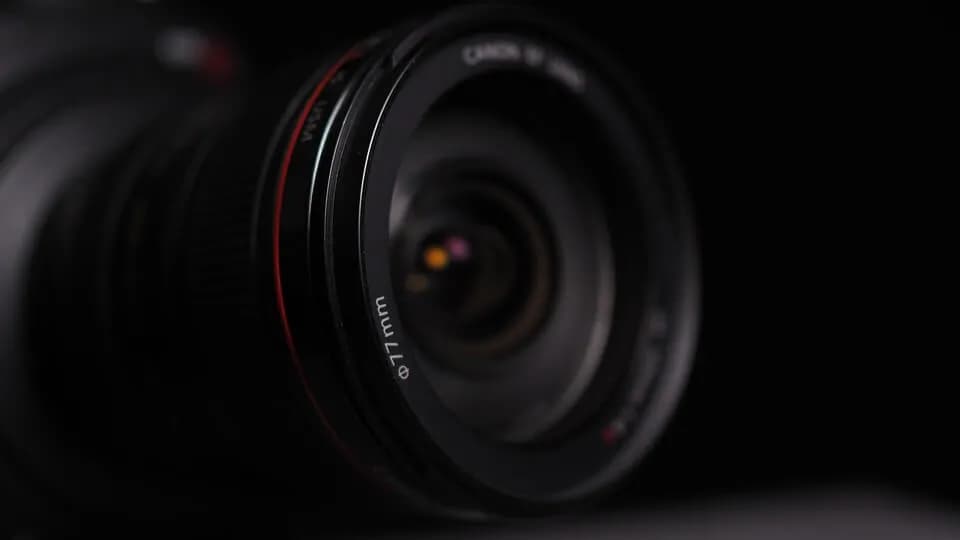 Obiektyw stałoogniskowy do czego służy? Odkryj jego zalety i zastosowania